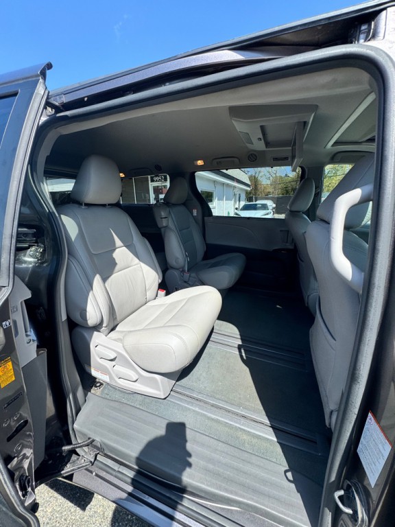 2017 Toyota Sienna Image 16