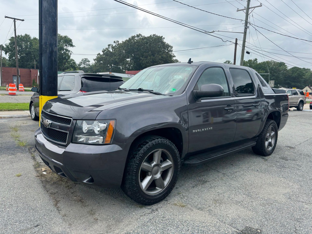 2010 Chevrolet Avalanche Image 1