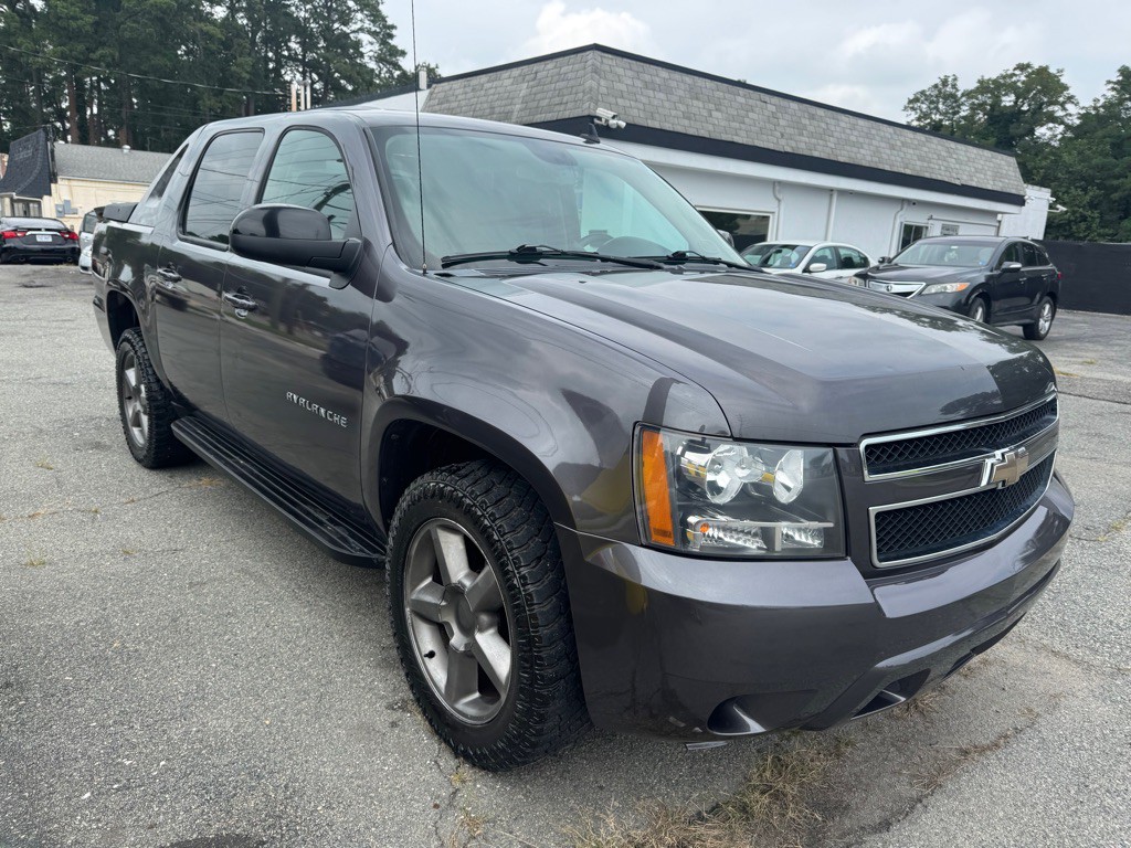 2010 Chevrolet Avalanche Image 2