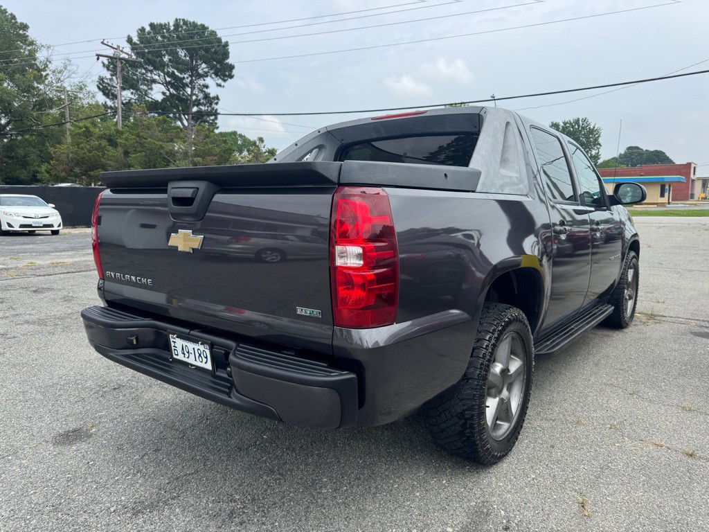 2010 Chevrolet Avalanche Image 4