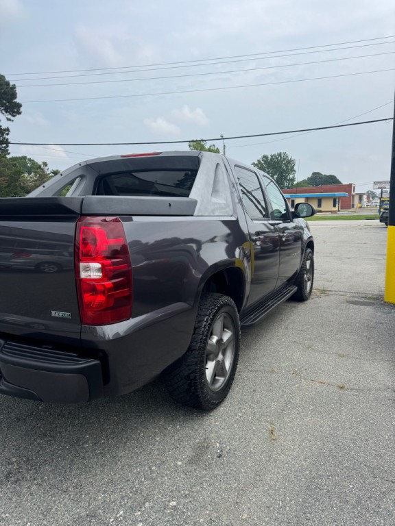 2010 Chevrolet Avalanche Image 6