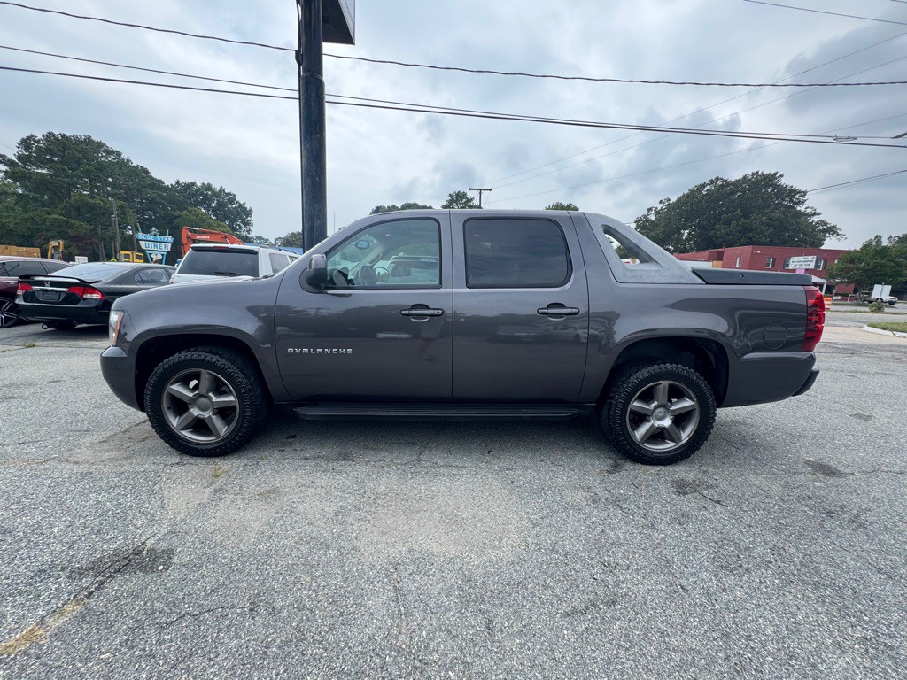 2010 Chevrolet Avalanche Image 8