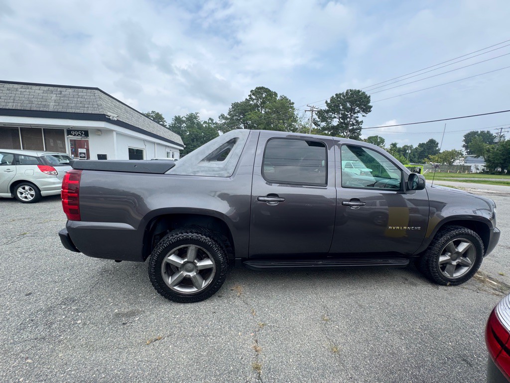 2010 Chevrolet Avalanche Image 9