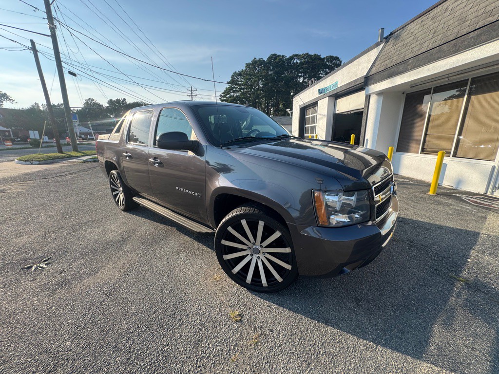 2010 Chevrolet Avalanche Image 2