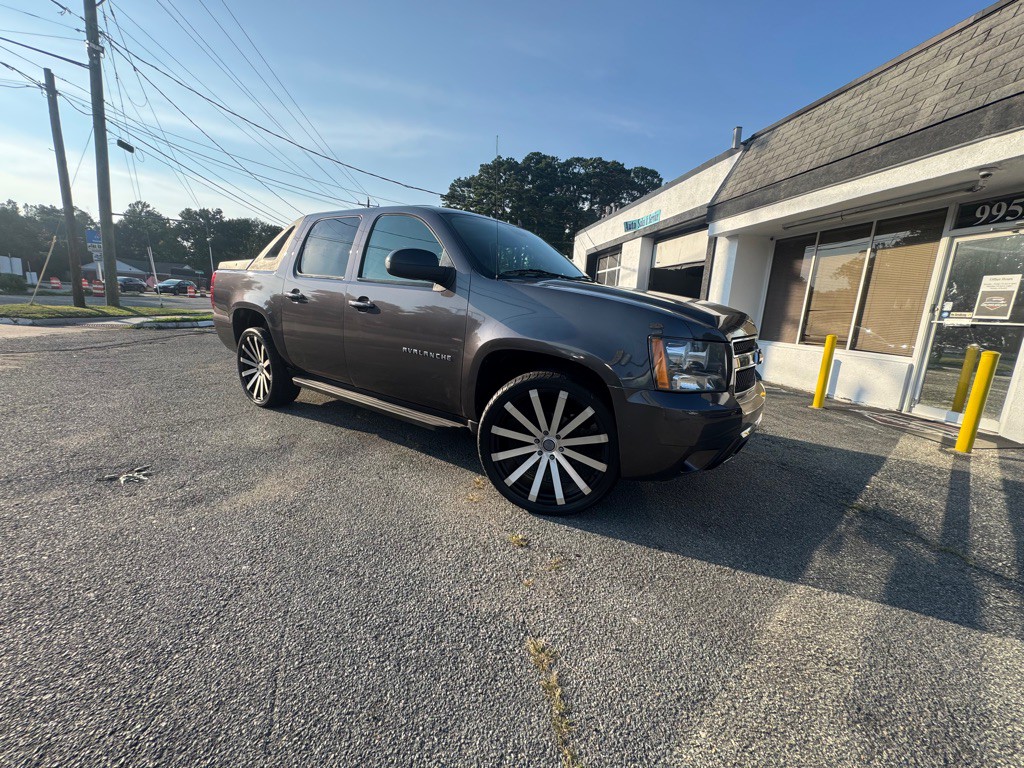 2010 Chevrolet Avalanche Image 3