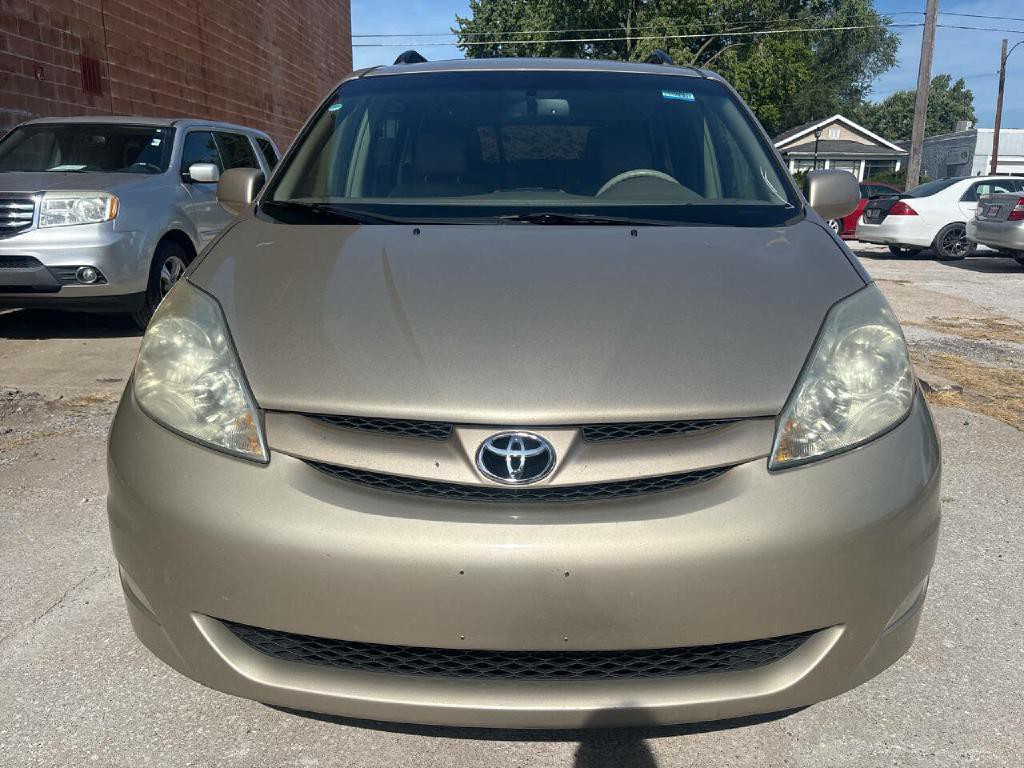 2008 Toyota Sienna Image 2
