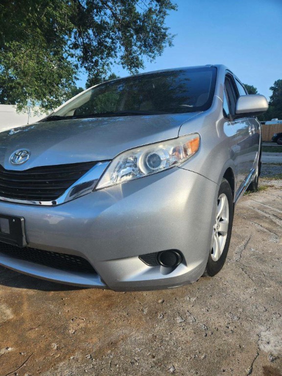 2012 Toyota Sienna Image 2