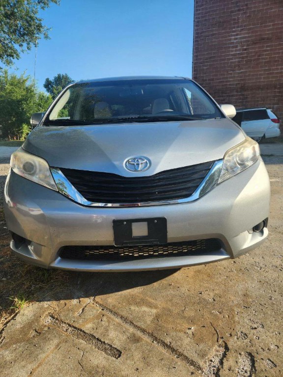 2012 Toyota Sienna Image 3