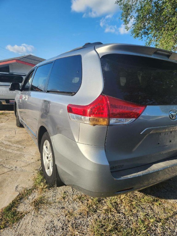 2012 Toyota Sienna Image 4