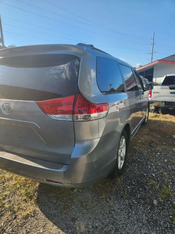 2012 Toyota Sienna Image 5