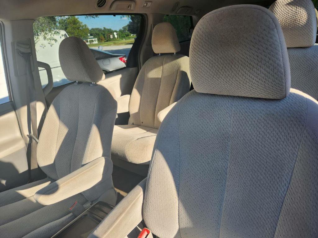 2012 Toyota Sienna Image 6