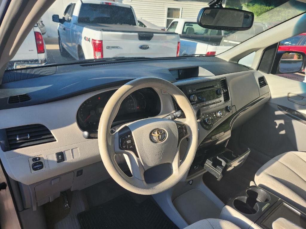 2012 Toyota Sienna Image 7