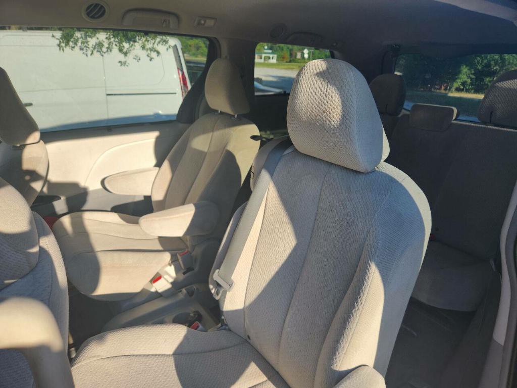 2012 Toyota Sienna Image 8