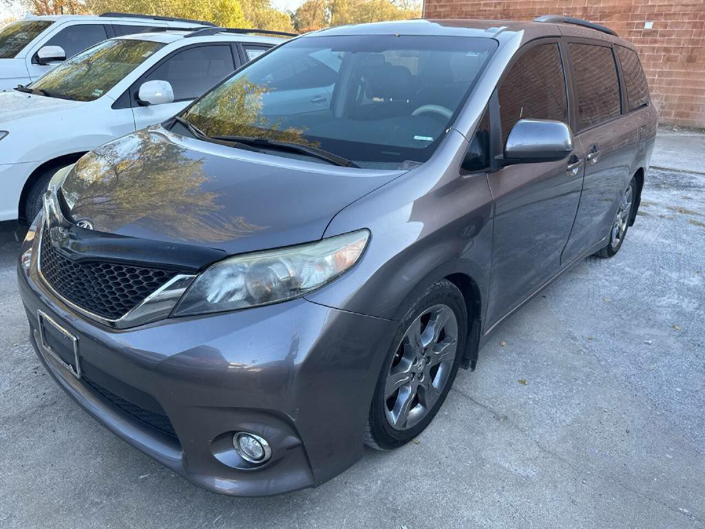 2011 Toyota Sienna Image 2