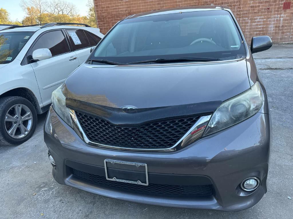 2011 Toyota Sienna Image 3