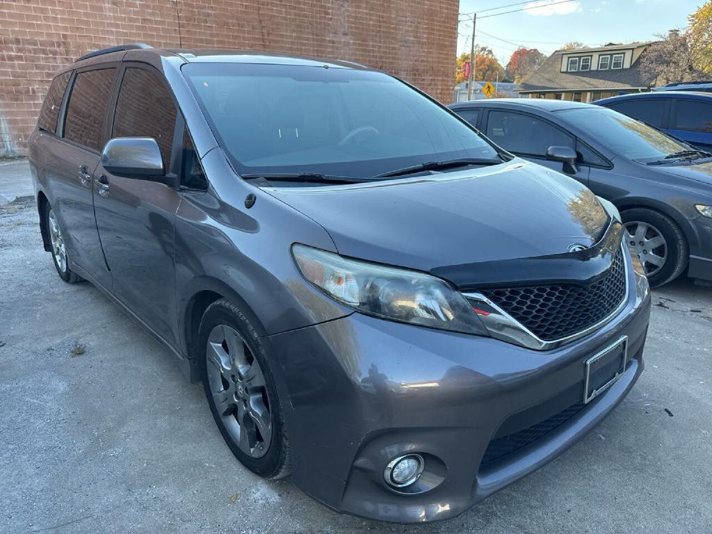 2011 Toyota Sienna Image 4