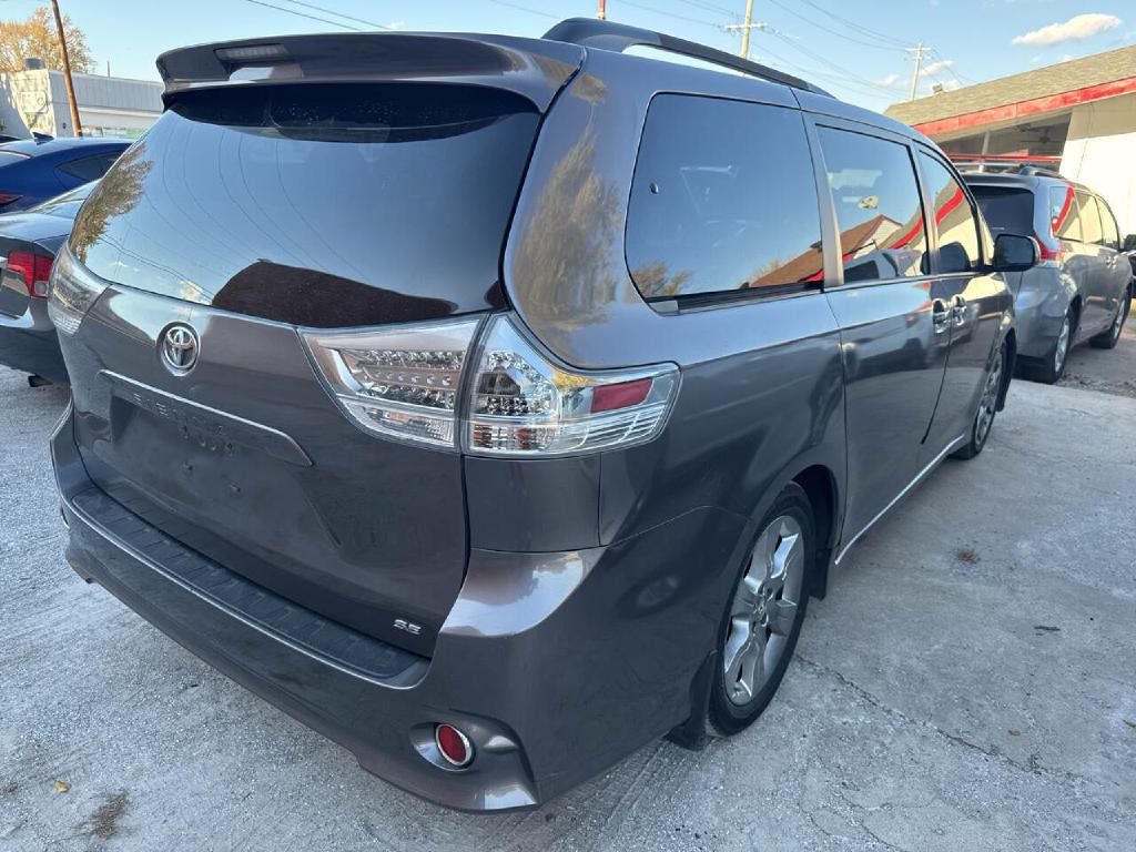 2011 Toyota Sienna Image 5