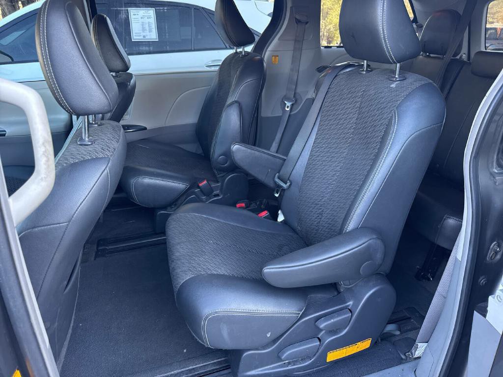 2011 Toyota Sienna Image 7