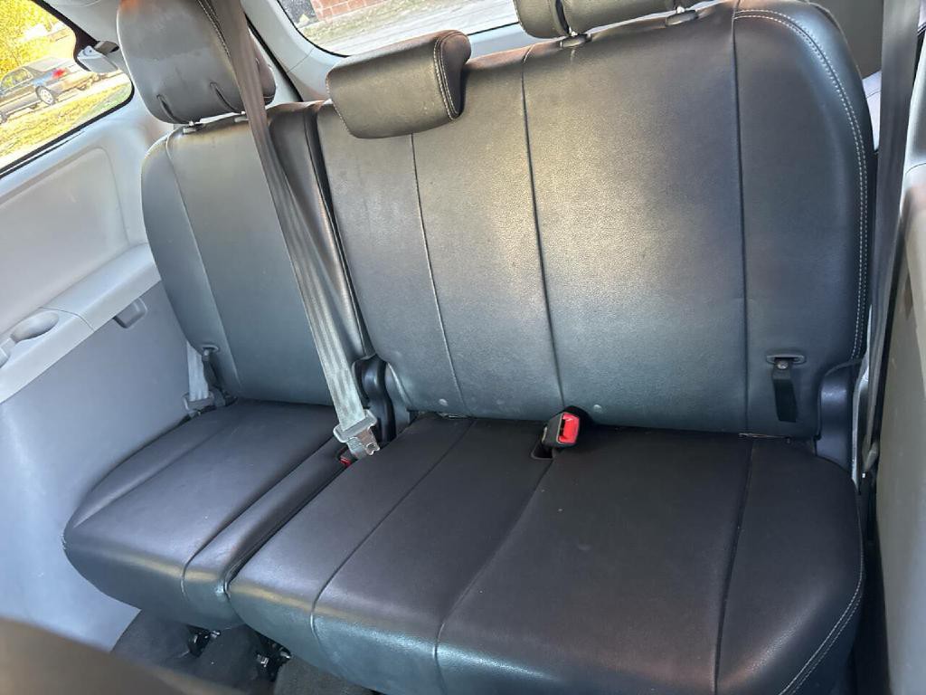 2011 Toyota Sienna Image 8