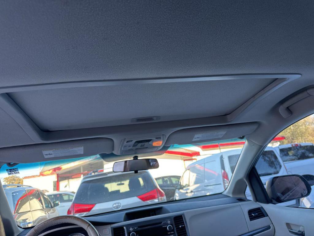 2011 Toyota Sienna Image 11