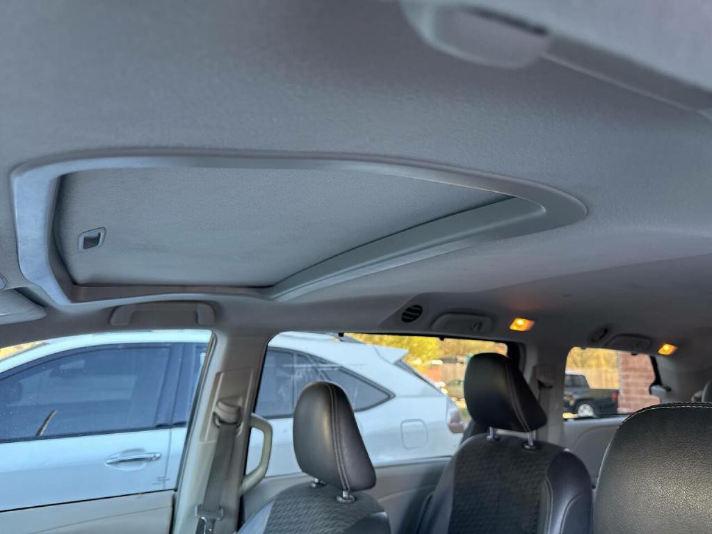 2011 Toyota Sienna Image 12