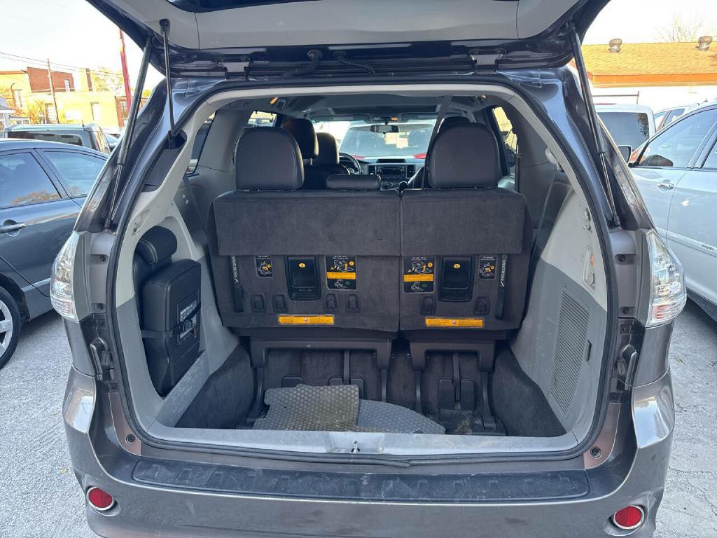 2011 Toyota Sienna Image 14