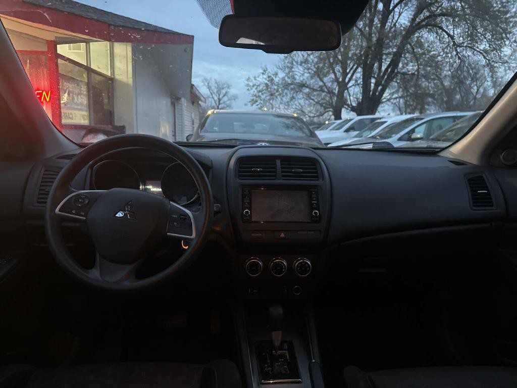 2021 Mitsubishi Outlander Image 9