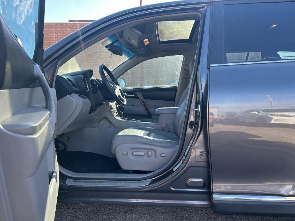 2011 Toyota Highlander Image 6