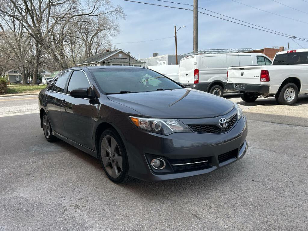 2014 Toyota Camry Image 2