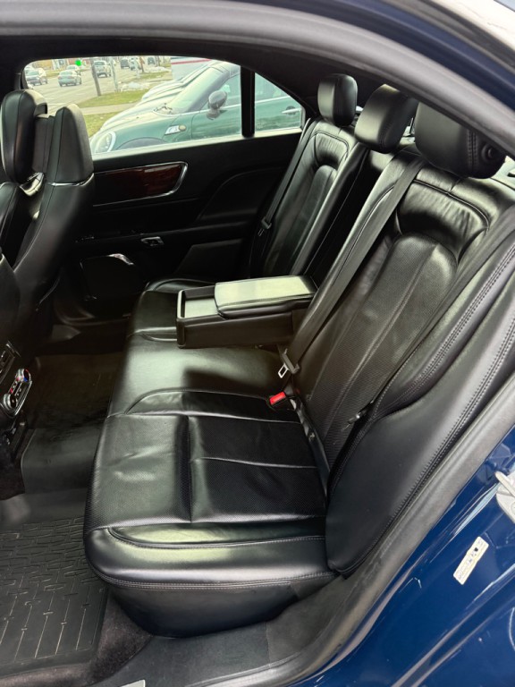 2018 Lincoln Continental Image 13