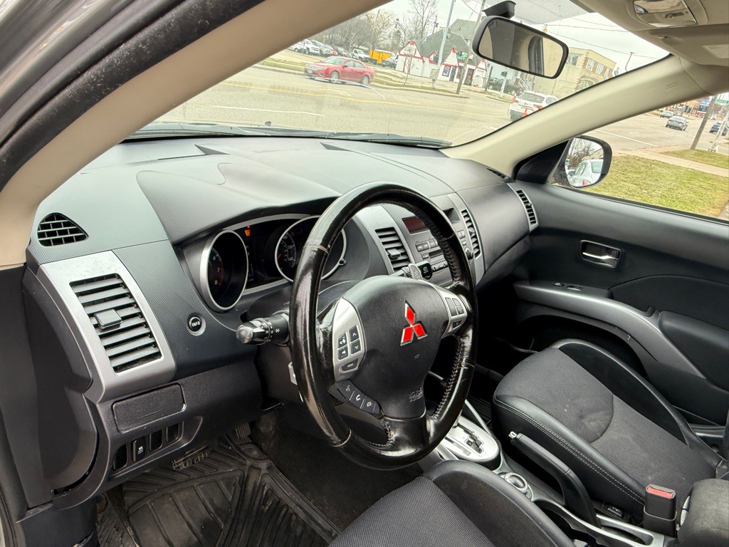 2013 Mitsubishi Outlander Image 9