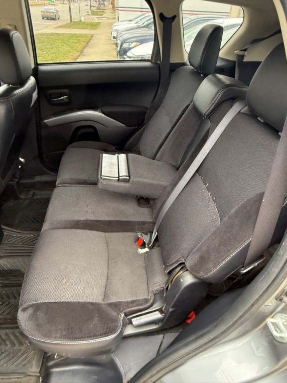 2013 Mitsubishi Outlander Image 13