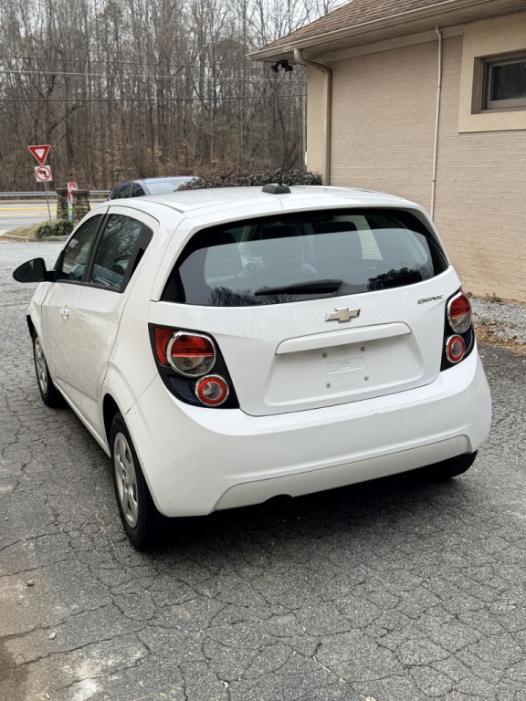 2016 Chevrolet Sonic Image 2