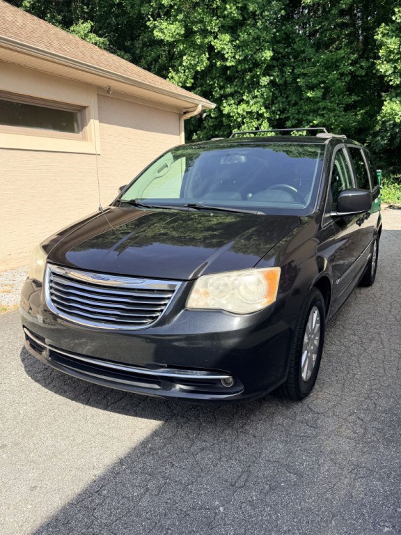 2014 Chrysler Town & Country Image 1
