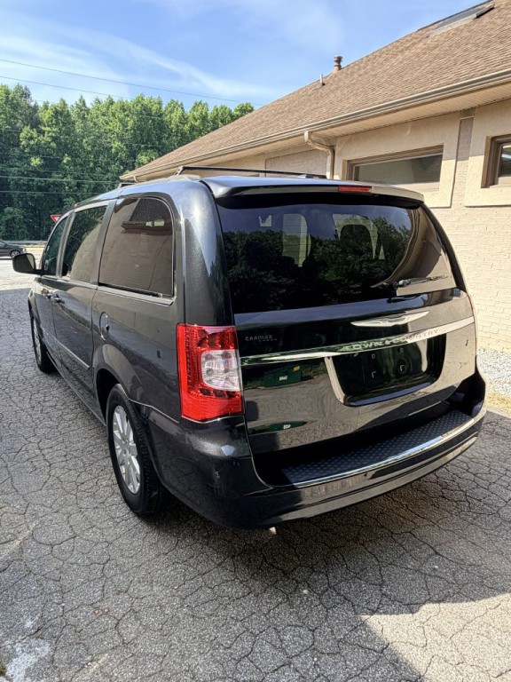 2014 Chrysler Town & Country Image 2