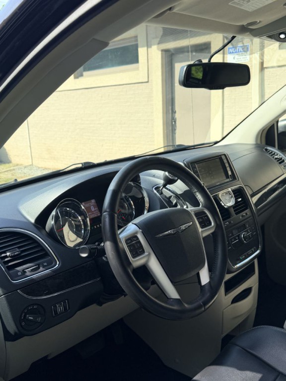 2014 Chrysler Town & Country Image 5