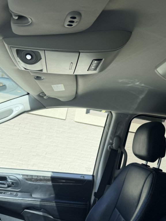 2014 Chrysler Town & Country Image 7
