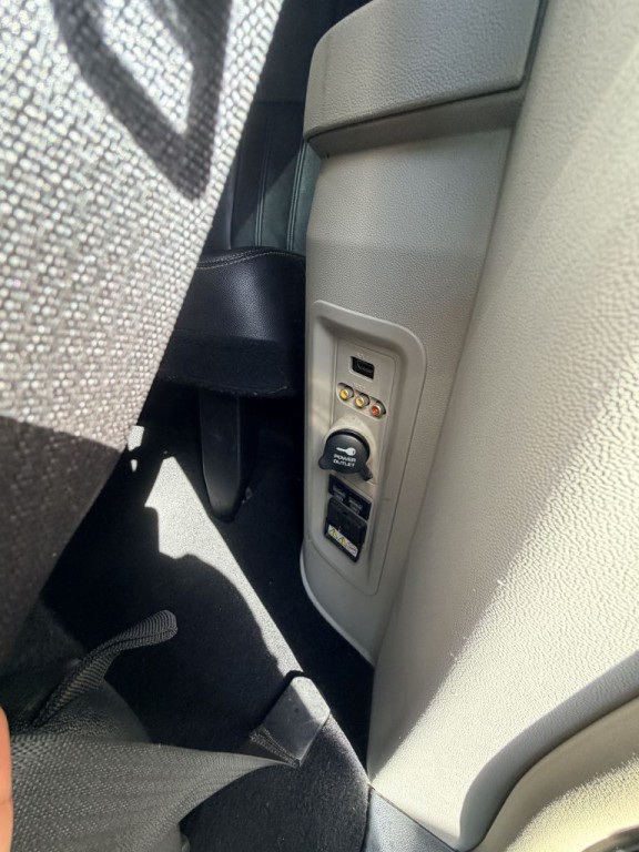 2014 Chrysler Town & Country Image 10