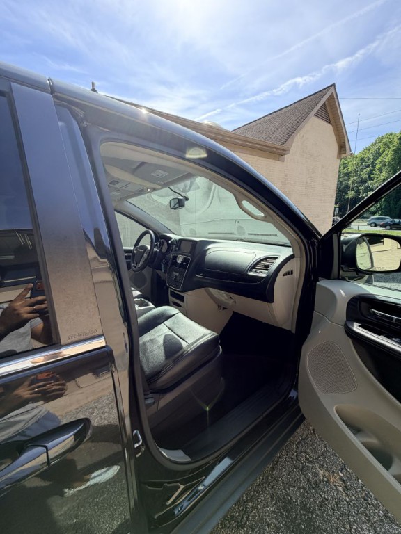 2014 Chrysler Town & Country Image 12