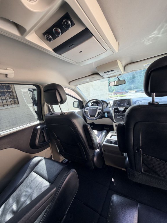 2014 Chrysler Town & Country Image 13