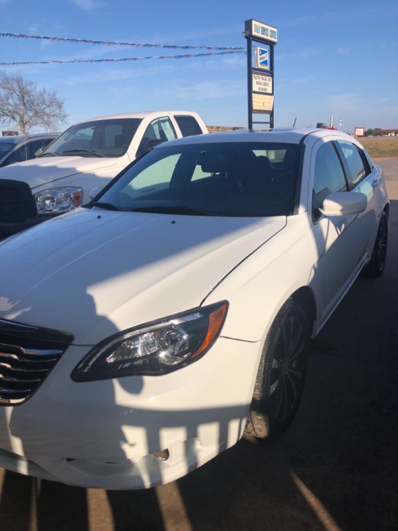 2012 Chrysler 200 Image 2