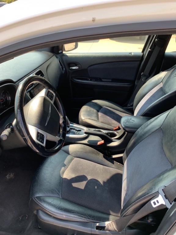 2012 Chrysler 200 Image 30