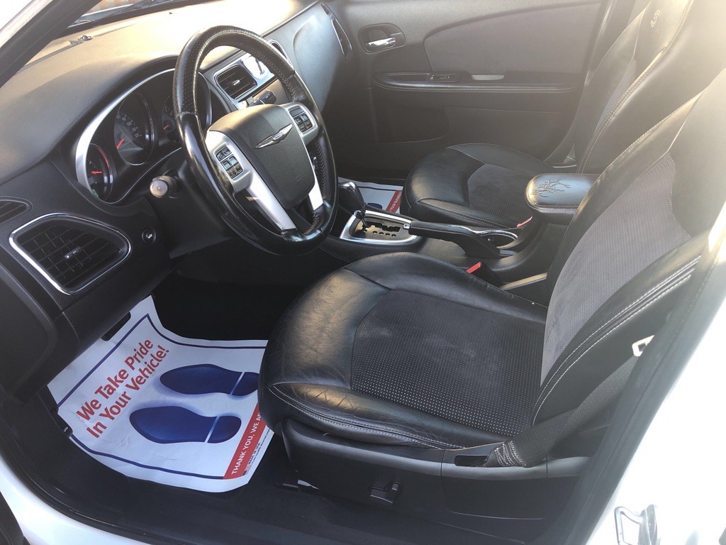 2012 Chrysler 200 Image 8