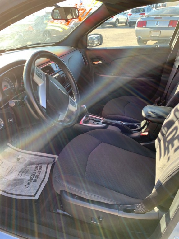 2012 Chrysler 200 Image 8