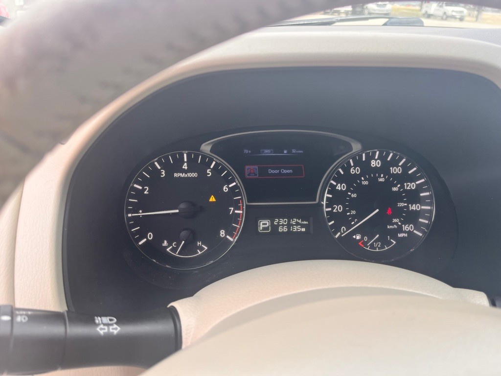 2015 Nissan Pathfinder Image 2