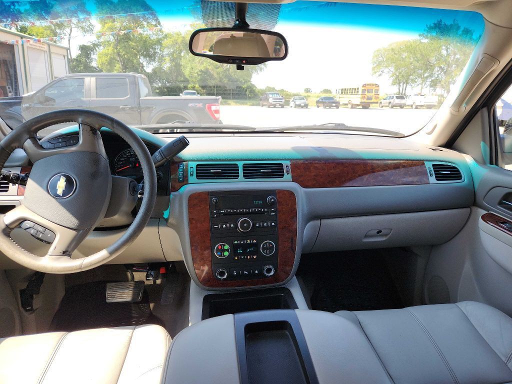 2011 Chevrolet Suburban Image 12