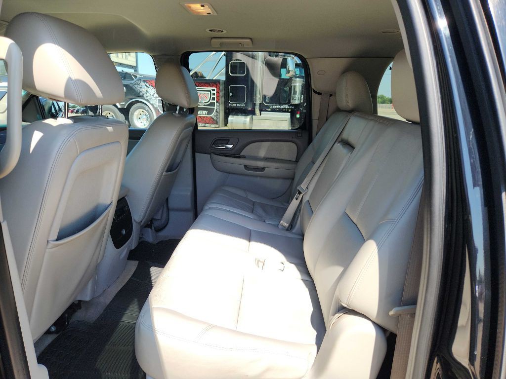 2011 Chevrolet Suburban Image 14