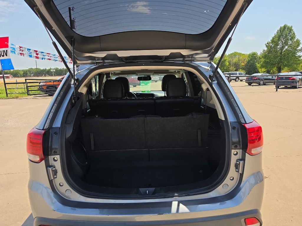 2016 Mitsubishi Outlander Image 2
