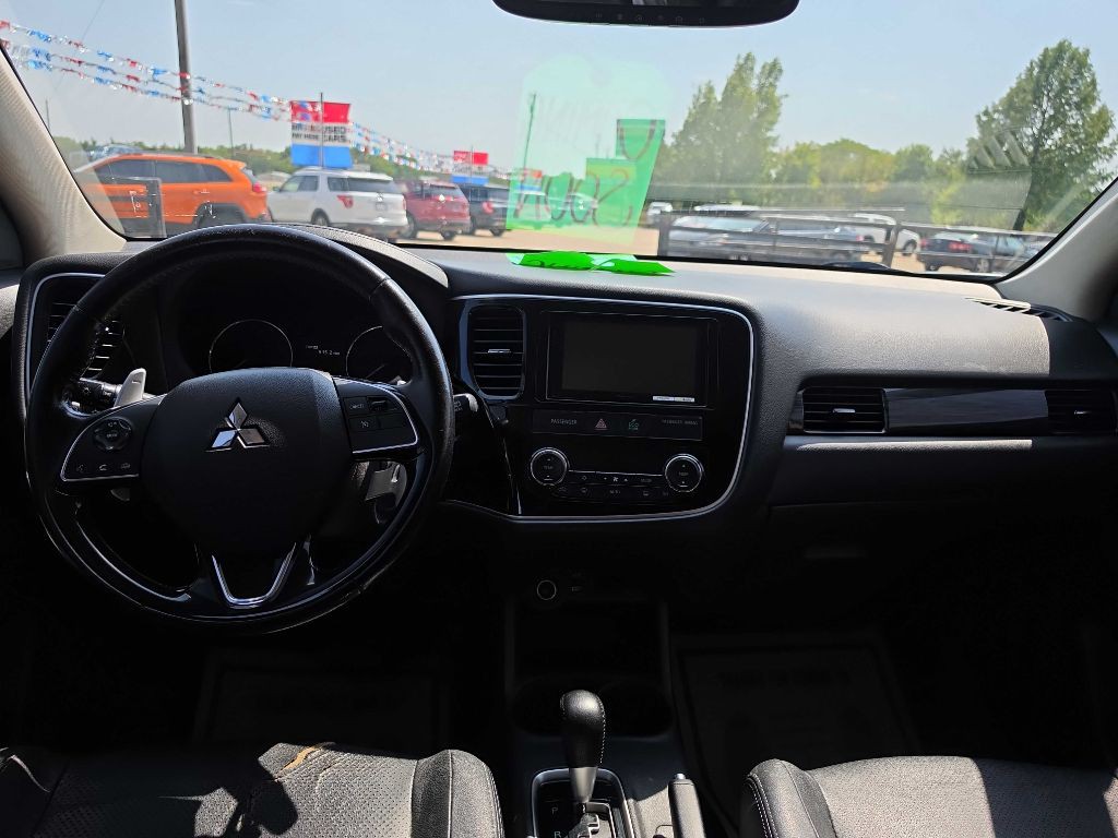 2016 Mitsubishi Outlander Image 12
