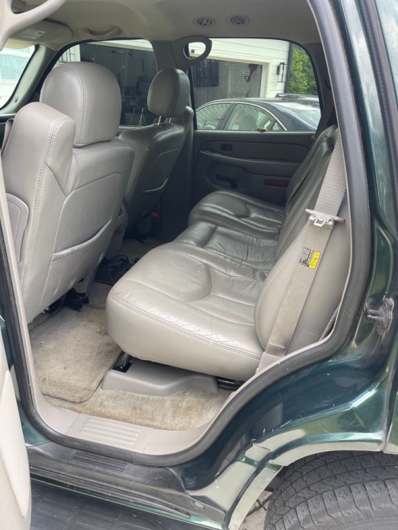 2004 Chevrolet Tahoe Image 2